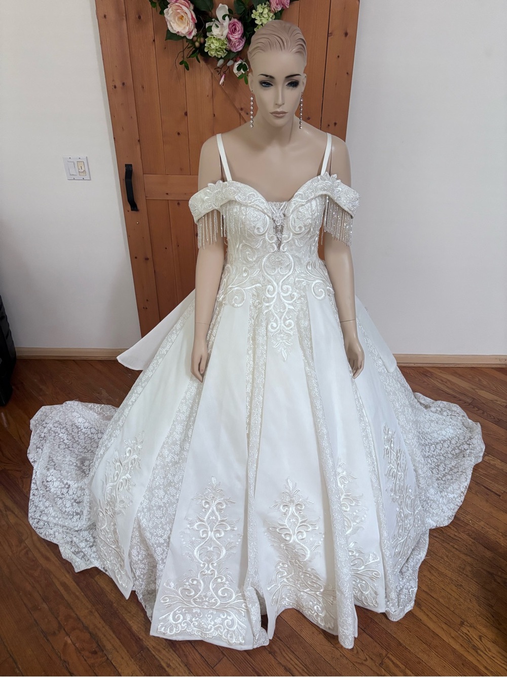 Elegant White Off-Shoulder Embroidered Ball Gown Dress size 8-10 New $PECIAL